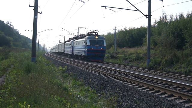 ЧС2К-713/933 в утреннюю дымку с пассажирским поездом на перегоне Рыбное - Луховицы. смотреть онлайн
