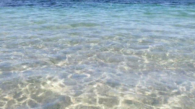 Free stock footage: Closeup of clear ocean water on a beach смотреть онлайн