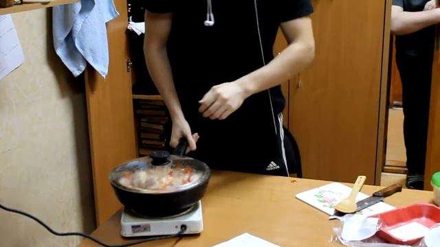 Готовим с Егоркой. Курица в сметанном соусе с помидорами. смотреть онлайн