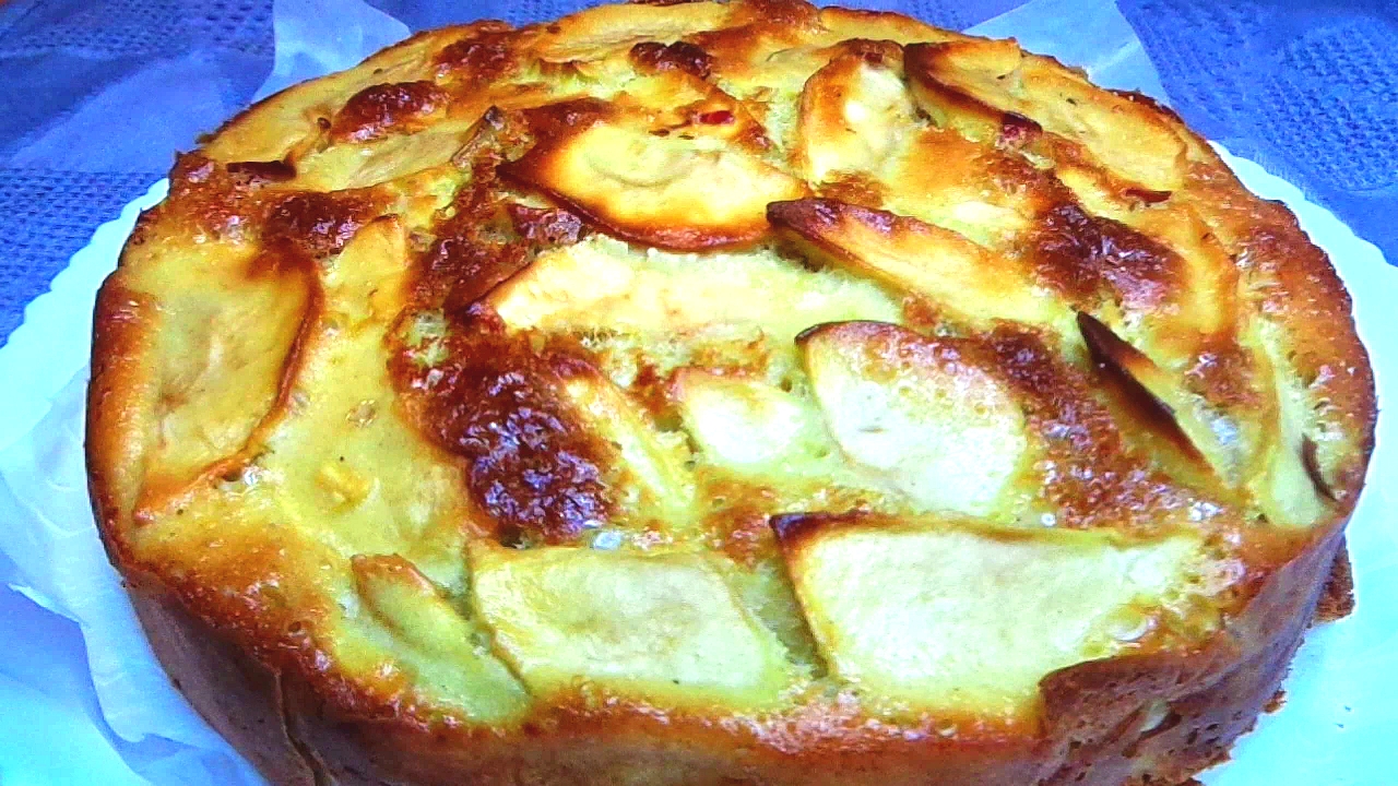 Вкусный влажный яблочный пирог к чаю