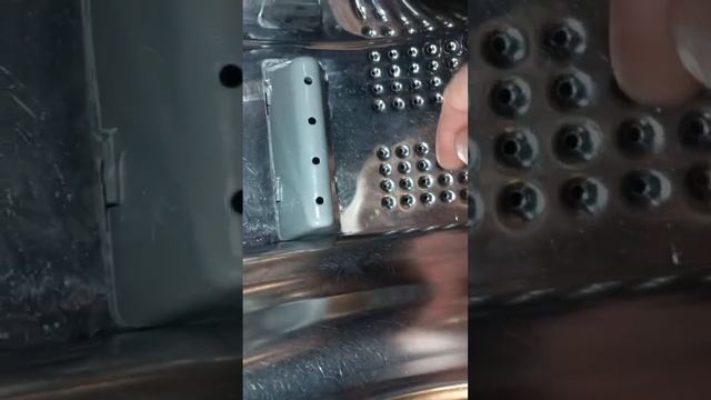 Как можно достать застрявшую вещь из стиралки.Застряло между баком и барабаном в стиральной машине смотреть онлайн
