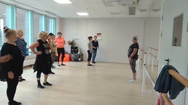 Тренировка для души и тела: всех желающих приглашают на вальс смотреть онлайн