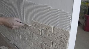 Облицовка стены декоративным камнем.