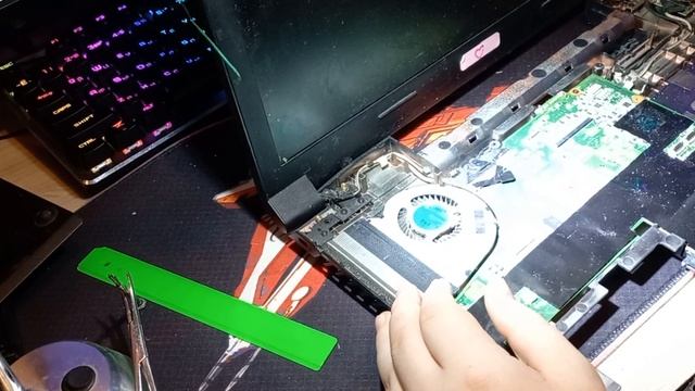 Разборка замена термопасты чистка, и абгрейт старенького Lenovo B5400 20278. смотреть онлайн