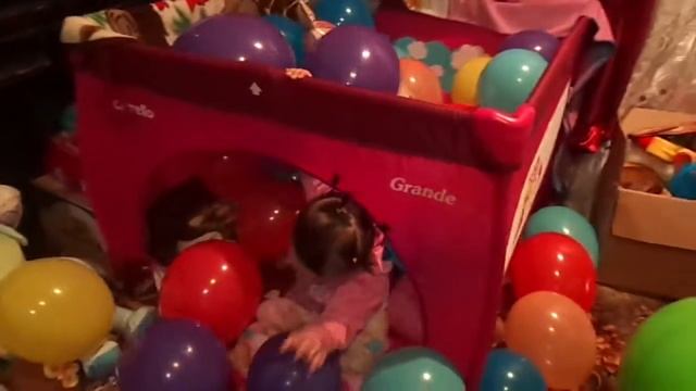 Baloons Шарики воздушные шарики лопает много воздушных шаров mange beaucoup de ballons смотреть онлайн