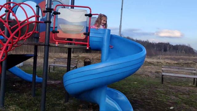 Сестрички-косички гуляют на детской площадке апрель 2022 смотреть онлайн