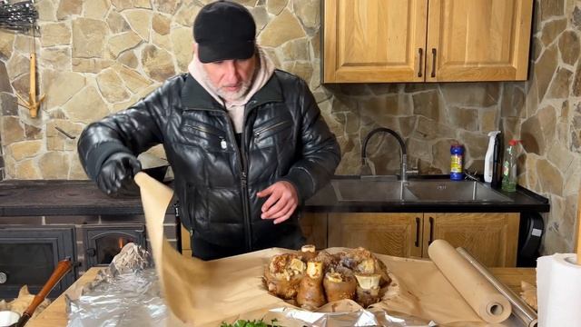 ОСТРАЯ ГОВЯЖЬЯ РУЛЬКА НА ДРОВАХ В ПЕЧИ ????️?️?️??? смотреть онлайн