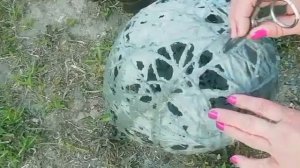 Декоративные шары для  сада из цемента и ниток.