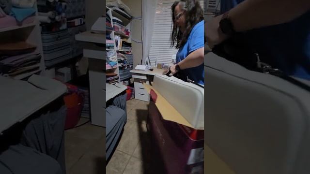 Unboxing a Husqvarna Viking Epic 2 Sewing and Embroidery Machine смотреть онлайн