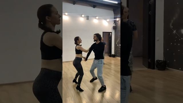 #бачата Урок от Тимур Плиев 01-10-2023 г Поворот | Проходка | Набор элементов смотреть онлайн