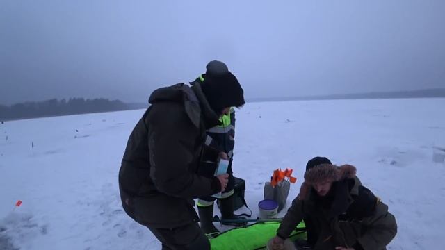 УДИВИЛИ МЕСТНЫХ РЫБАКОВ. 1 Шар и рыба у Лунки. Лучшая зимняя прикормка на Леща. Зимняя рыбалка 2022 смотреть онлайн