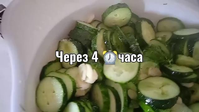 Салат из огурцов, ???зелени и? чеснока.