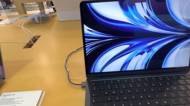 IPhone Price In Dubai Airport || Dubai Duty Free Shops || Apple Store In Dubai Airport #dutyfree