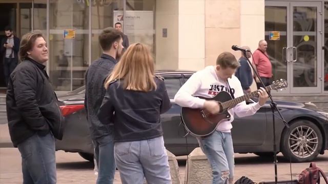 Гитарист притворился новичком и удивил уличных музыкантов смотреть онлайн