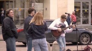 Гитарист притворился новичком и удивил уличных музыкантов
