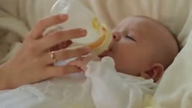 Смартсоска Medela Calma с бутылочкой 250 мл смотреть онлайн
