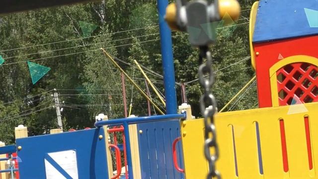 Детская площадка ? Милота катается на тарзанке ? Весёлая прогулка. Дети играют смотреть онлайн