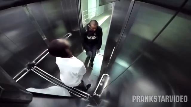 ОБОСРАЛСЯ В ЛИФТЕ ПРАНК смотреть онлайн