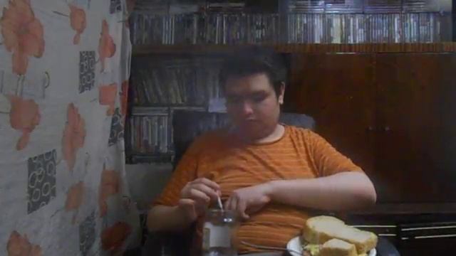 Пробую колбасу с жареными яйцами и курением сигарет WINSTON