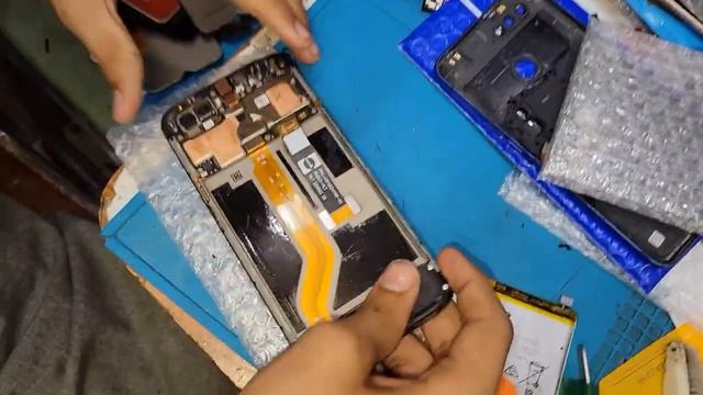 Замена экрана Repair Your Destroyed Oppo Old Phone with an LCD Combo Replacement смотреть онлайн