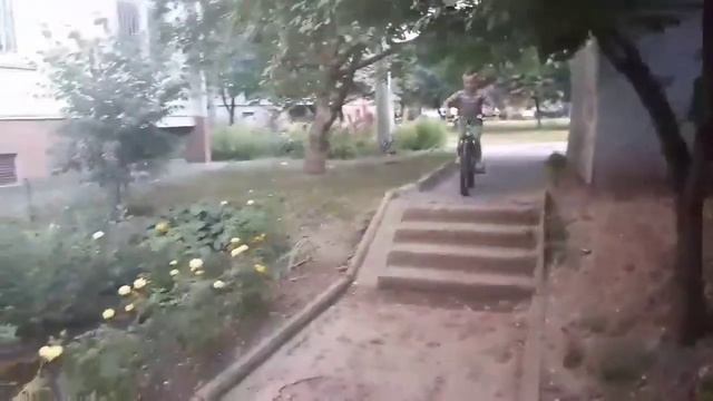 11 мальчик испытывает велосипеды смотреть онлайн