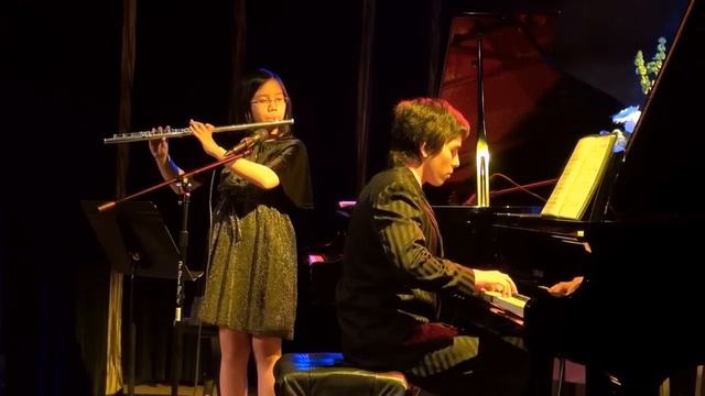 Bach - Siciliano for flute and piano performed by Dao Le & Johnny Marshukov. смотреть онлайн
