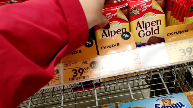 Первый свой картофель. А он есть! Не трачу деньги на еду, но трачу на самое вредное. смотреть онлайн