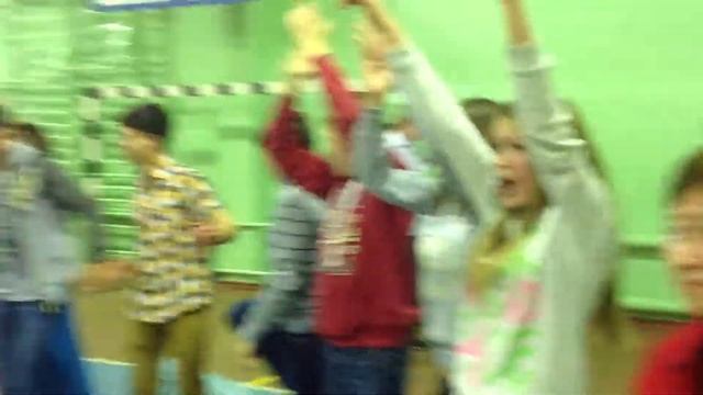 Празднуем новый год в 4 школе =) смотреть онлайн