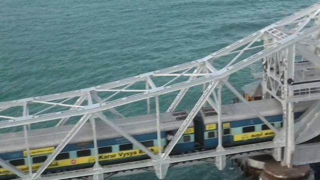 Train on Pamban bridge 4 смотреть онлайн