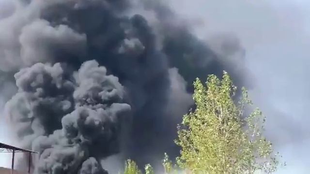 Пожар на территории химгиганта "Наирит" в Ереване усиливается смотреть онлайн