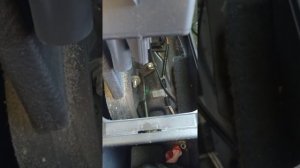 Как подтянуть ручник в салоне Тойота Авенсис