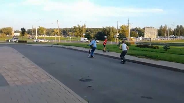 катаем троём на самокате!!! смотреть онлайн