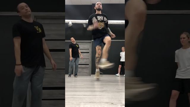 Шаффл в зале! Мощное видео смотреть онлайн