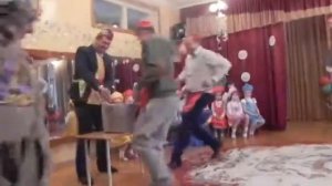 ИГРА С ПАПАМИ ПОМОЩНИКИ  УТРЕННИК 8 МАРТА