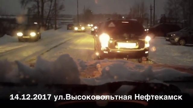 В Нефтекамске таксист при выезде не уступил дорогу смотреть онлайн