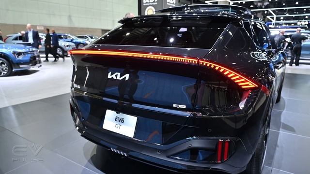 2023 Kia EV6 GT Trades Miles for Smiles | 2022 LA Auto Show смотреть онлайн