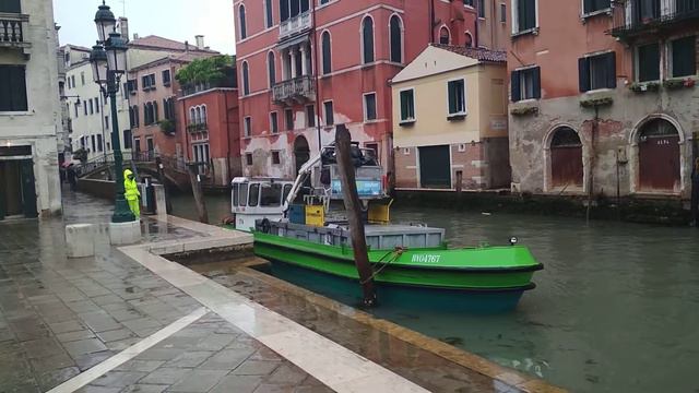 Как вывозят мусор в Венеции Италия смотреть онлайн