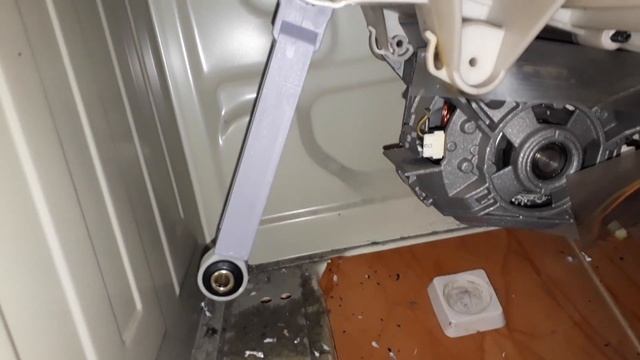 Bosch Classixx 5 стучит во время отжима. Замена амортизаторов без разбора бака. смотреть онлайн