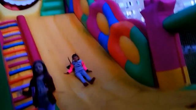 😁 Алёнушка на батуте 😁 Миньоны 😁 смотреть онлайн