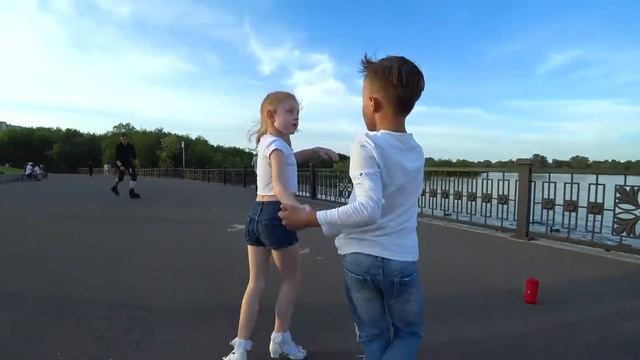 Дети танцуют чачача на набережной в Красноярске.Kids dancing chachacha on the promenad. смотреть онлайн