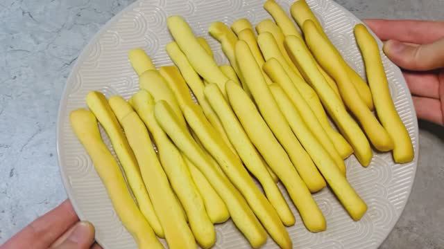 Хрустящие палочки из песочного теста - вкусное лакомство на скорую руку