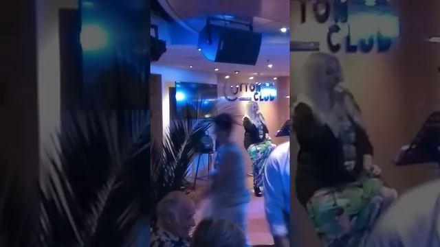 Девочка рвет танцпол смотреть онлайн
