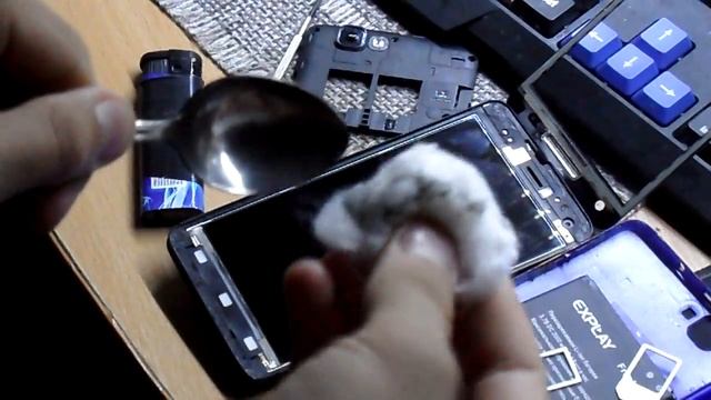 Как быстро и эффективно очистить экран смартфона без разводов. смотреть онлайн
