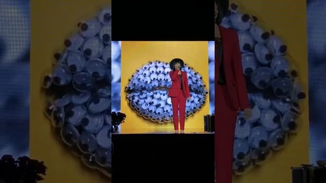 Нашу бабу узнаешь в Париже по накачанной верхней губе смотреть онлайн