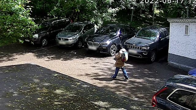 Поцарапал 12 машин во дворе и ушел. Похоже на заказ?/ ЦАО, Москва/ смотреть онлайн