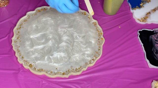 Tutorial video how to make resin tray in the silicone mold! Perl white and gold resin tray! смотреть онлайн