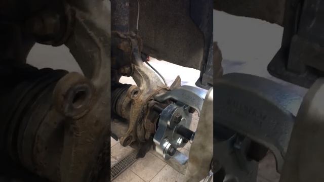 Kia Carens pyöränlaakerin irrotus. Linkki työkaluihin kuvauksessa alla. смотреть онлайн