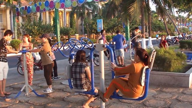 Гимнастика в Нячанге, раннее утро во Вьетнаме смотреть онлайн