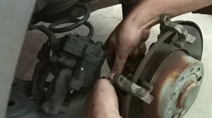 Замена задних тормозных дисков и колодок. Vw Golf 7 CXXB 1.6tdi