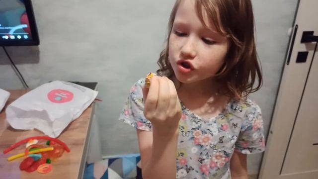 VLOG: Смешные дети. Марк болтун. Марк упал. Желатинки Мятный кит. Февраль 2021 смотреть онлайн